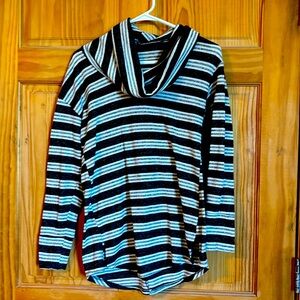 Long sleeve scoop neck shirt